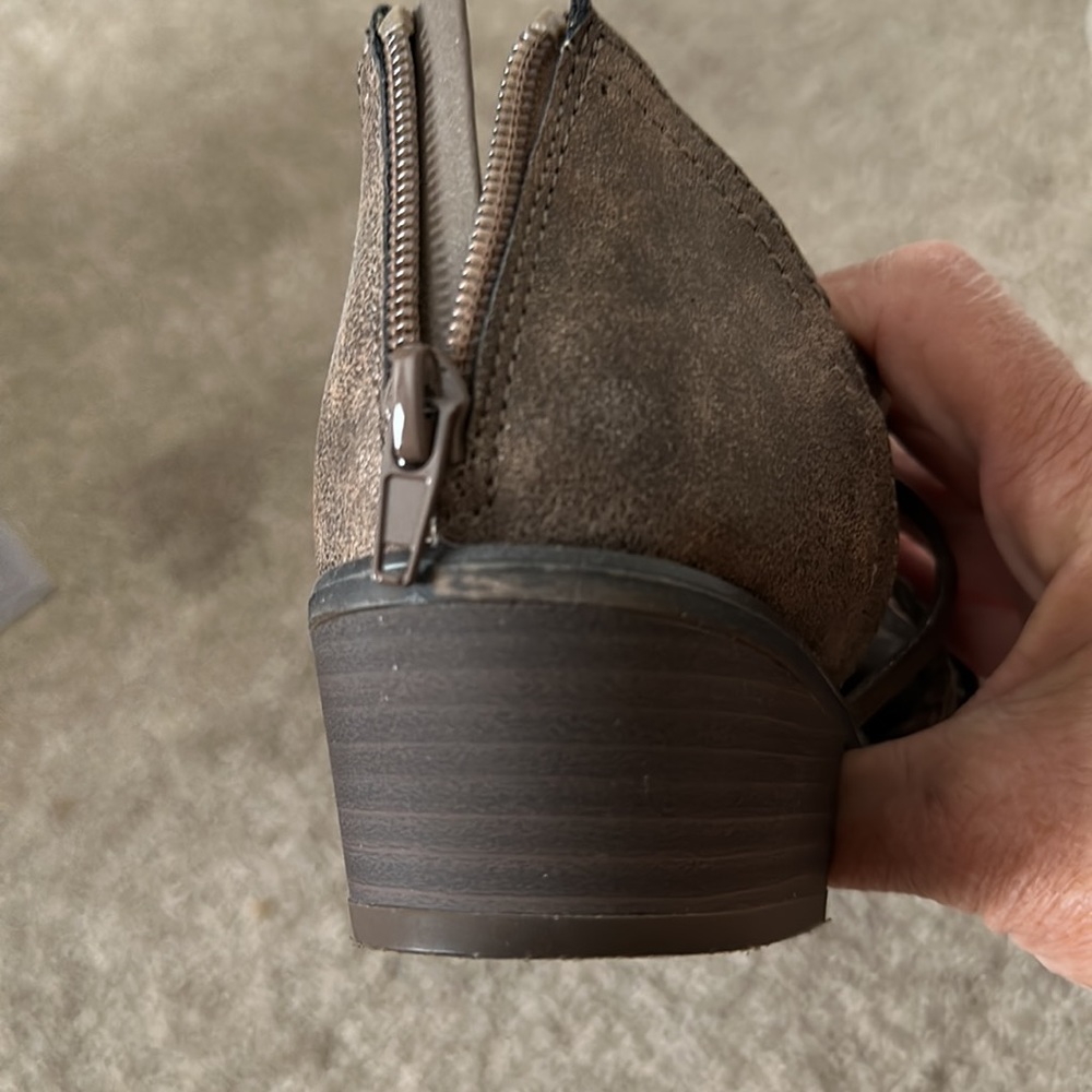 Shoes - Picture 5 of 6